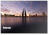 Bahrain Skyline bei Sonnenaufgang Ein Bild mit Langzeitbelichtung zeigt die...