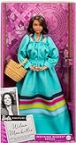 Barbie Inspirierende Frauenpuppe, Wilma Mankiller trägt blaues Kleid und...