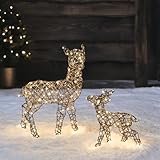 Lights4fun 45cm Studley LED Rattan Mutter und Kind Rentier Figur Timer...