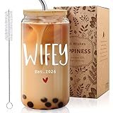 Hochzeitsgeschenk für Braut – 2026 'Wifey' Glasbecher mit Bambusdeckel...